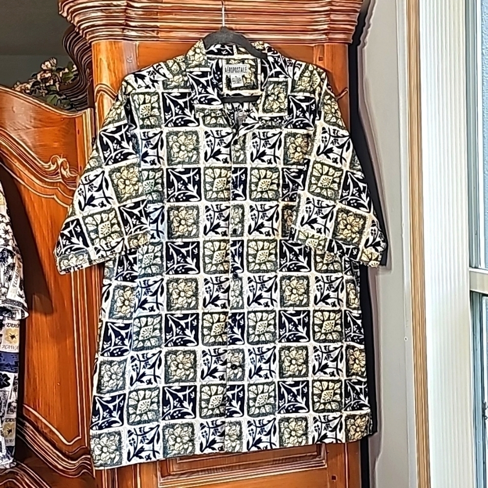 AEROPOSTALE, Hawaiian style casual shirt. Button down short sleeves. Sz XL